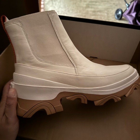 Sorel boots worn once size 10 - Picture 1 of 2